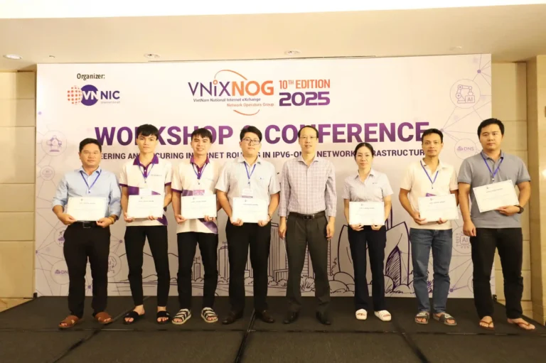 VPSTTT đồng hành cùng Hội nghị VNIX-NOG 2025 lần thứ 10 3 Doi-ngu-vpsttt-nhan-chung-chi-dao-tao-tai-su-kien